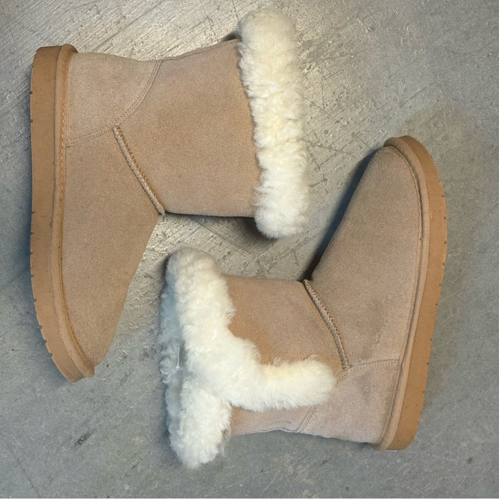 Women’s Serra Beige Shearling Winter Cozy Boots - Size 6.5